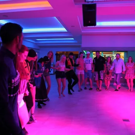 Апарт-готель Catty Cats Garden 3*