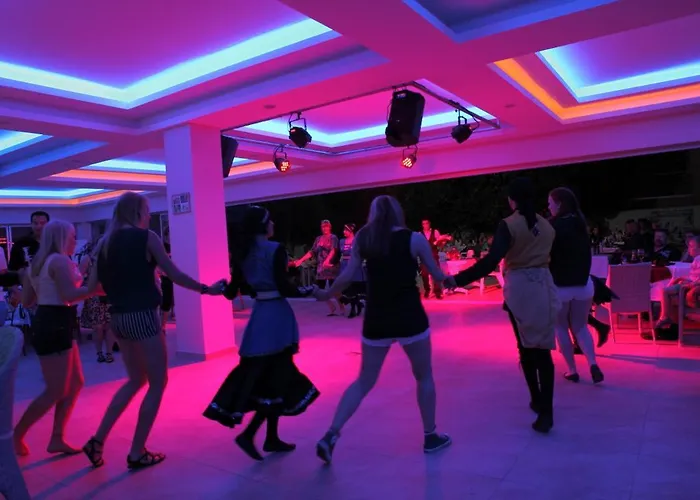 Catty Cats Garden Apart-hotel Side