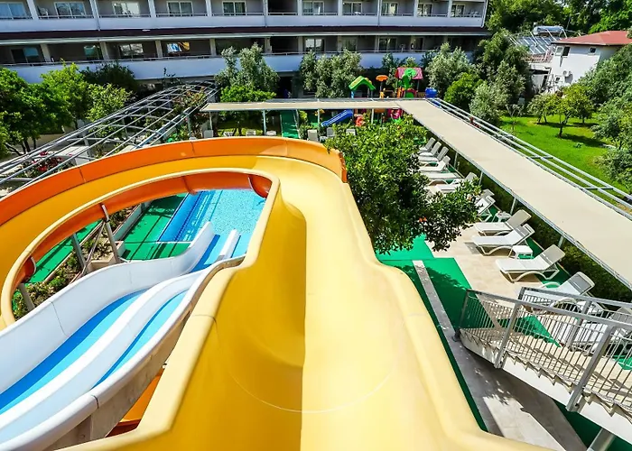 Catty Cats Garden Apart-hotel Side