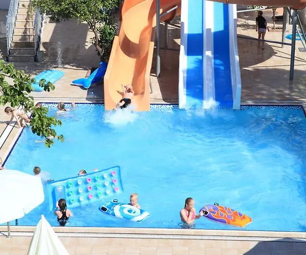 Catty Cats Garden Side